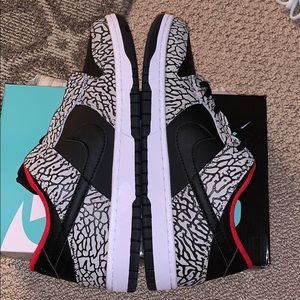 Nike SB DUNK LOW SUPREME “CEMENT”